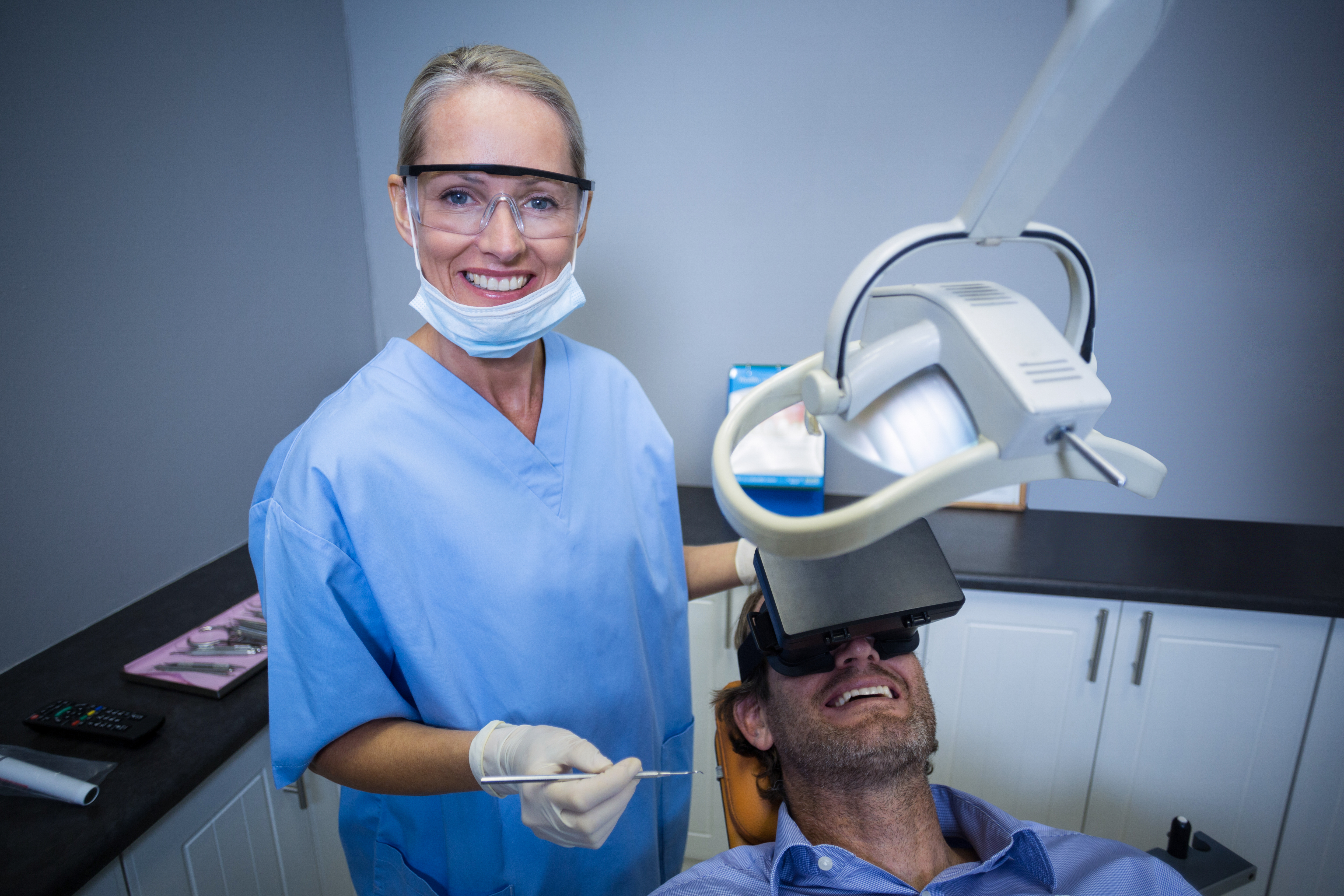 Patient testant la réalité virtuelle chez un dentiste
